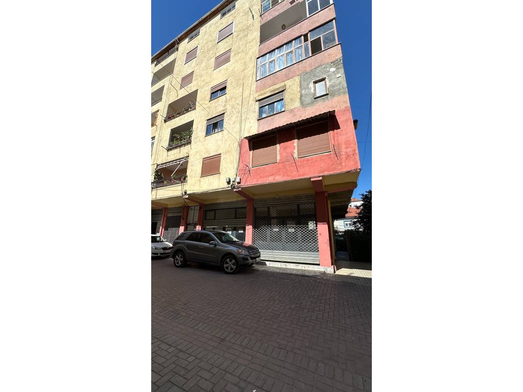 NJËSIA TREGTARE PËR LEKURË – VENDI I PËRSHTATSHËM PËR ZYRA APO DYQAN!!!