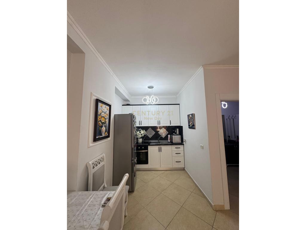 Shitet apartament 1+1 zona Ish-URT qe mund te pershtatet ne 2+1.