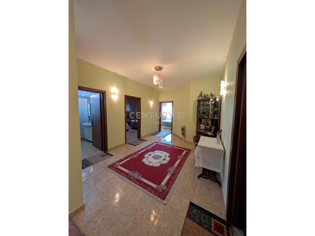 Apartament 2+2 sallone + 2 tualete për shitje në qendër Shkodër - 116 m²