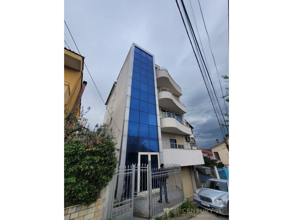 Shitet godinë 5-katëshe multifunksionale në Sauk – mundësi e shkëlqyer investimi!