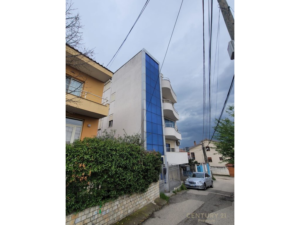 Shitet godinë 5-katëshe multifunksionale në Sauk – mundësi e shkëlqyer investimi!
