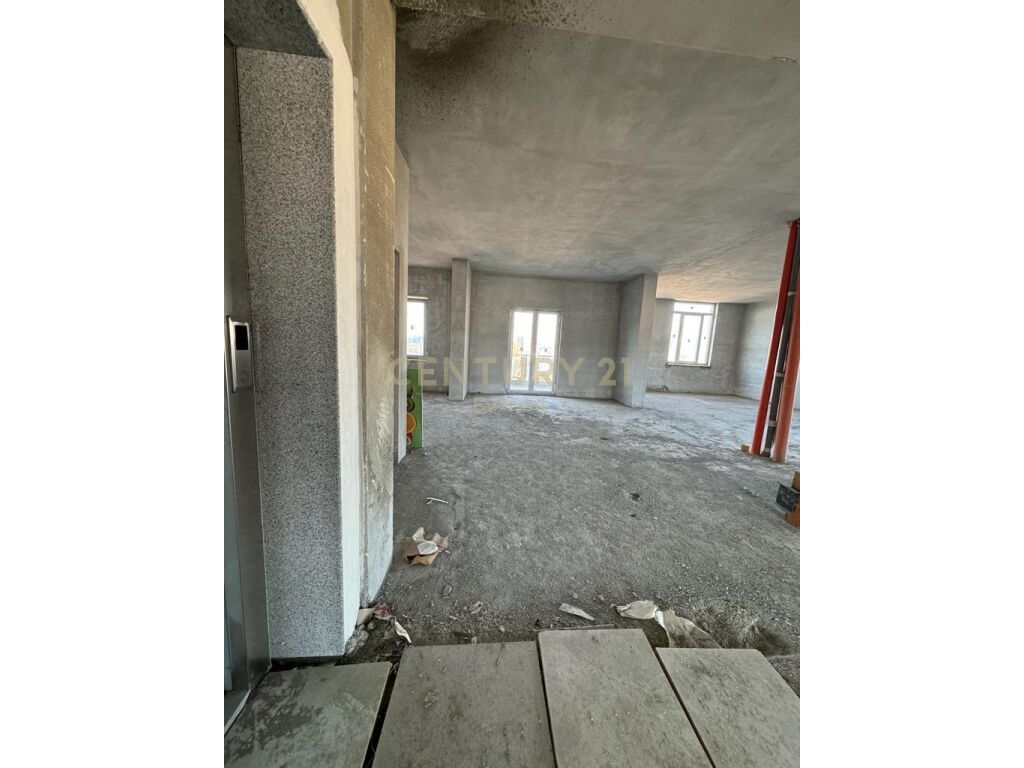 RRUGA E ELBASANIT, SHESIM APARTAMENT OPEN SPACE ME VERANDE