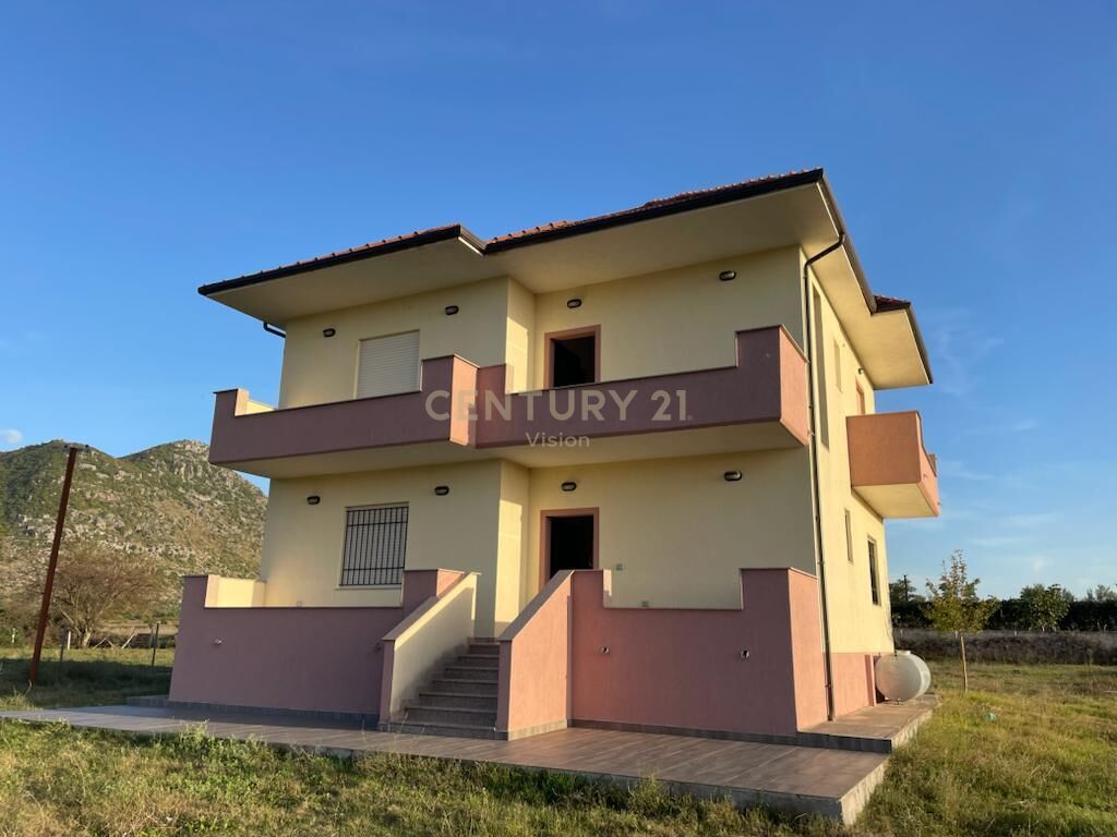 Shitet Vila + 2000 m2 Toke ne Malesi te Madhe!!