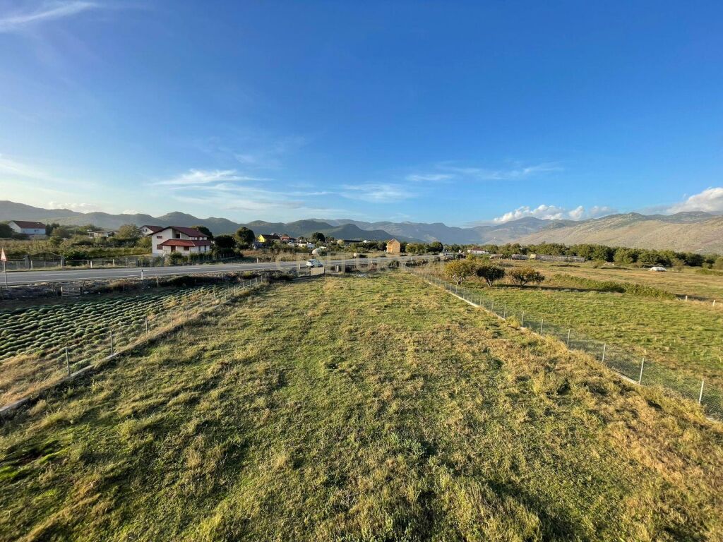 Shitet Vila + 2000 m2 Toke ne Malesi te Madhe!!