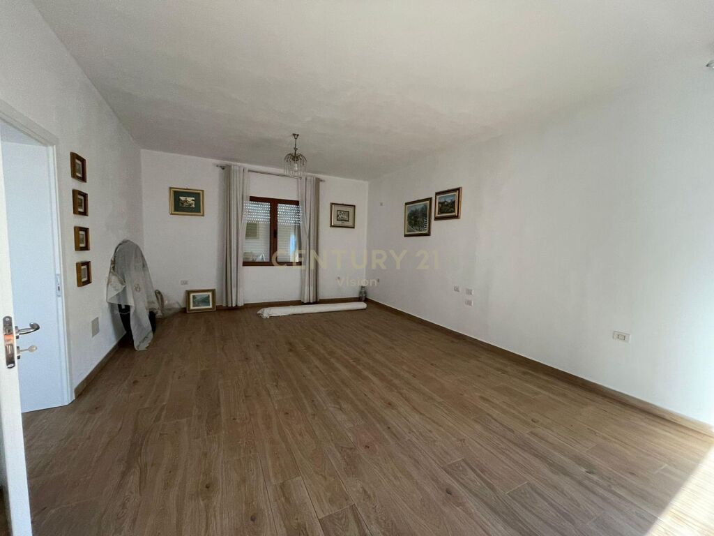 Shitet Vila + 2000 m2 Toke ne Malesi te Madhe!!