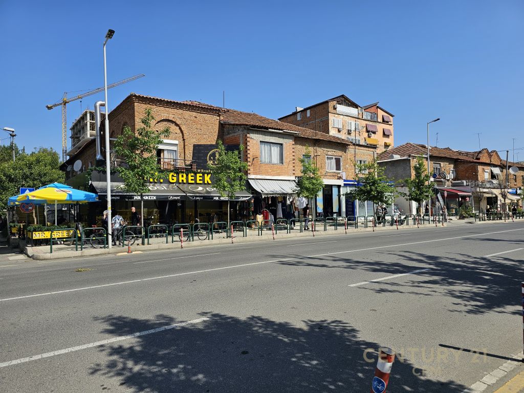 Dyqan per shitje tek Komuna e Parisit !