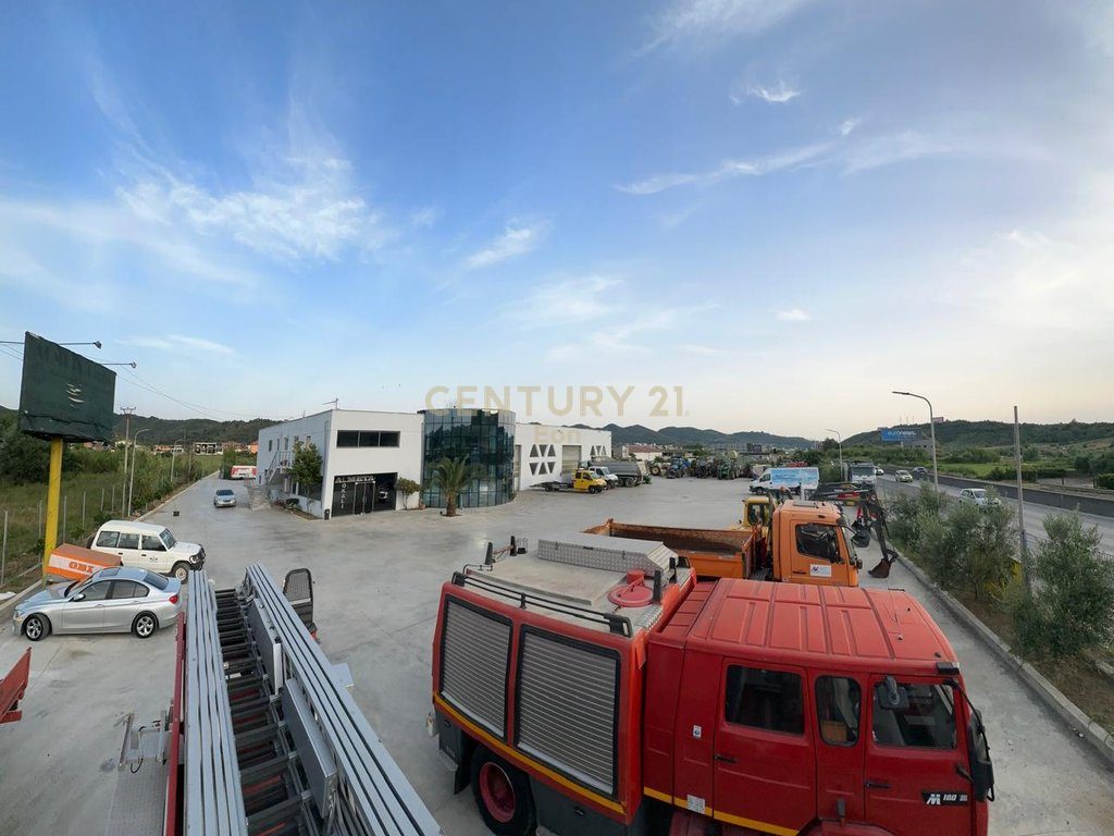 Shitet  Toke + Ambient Biznesi ne Autostraden Durres - Tirane ( 9200m2 ) !