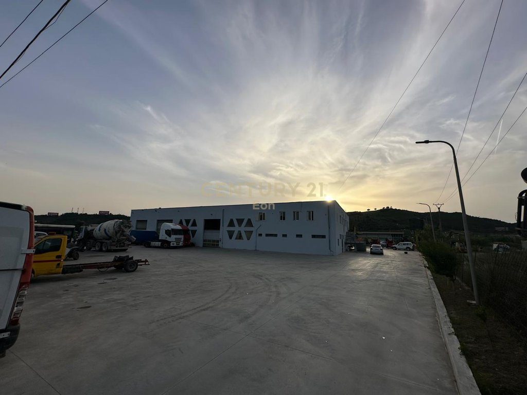 Shitet  Toke + Ambient Biznesi ne Autostraden Durres - Tirane ( 9200m2 ) !