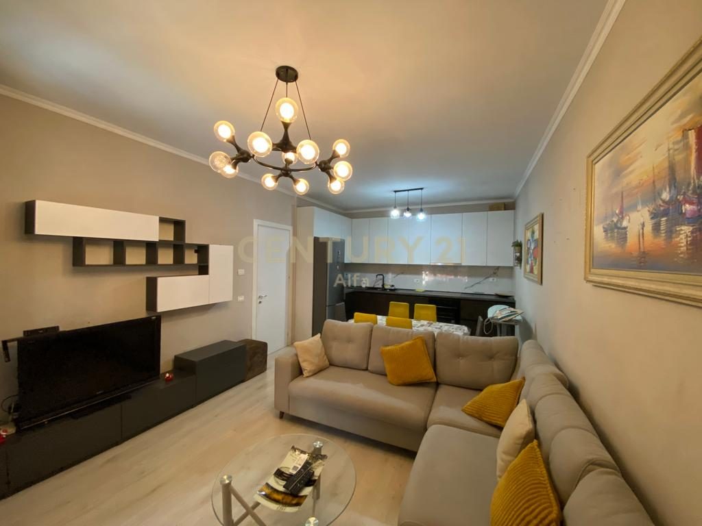 Jepet me qira apartament 1+1 + post parkimi në Green City, Unaza e Re !!