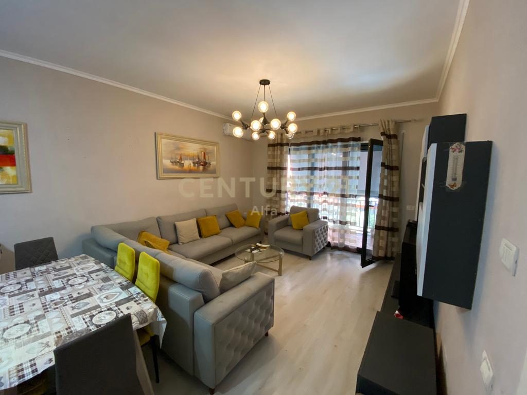 Jepet me qira apartament 1+1 + post parkimi në Green City, Unaza e Re !!
