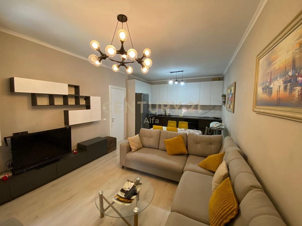 Jepet me qira apartament 1+1 + post parkimi në Green City, Unaza e Re !!