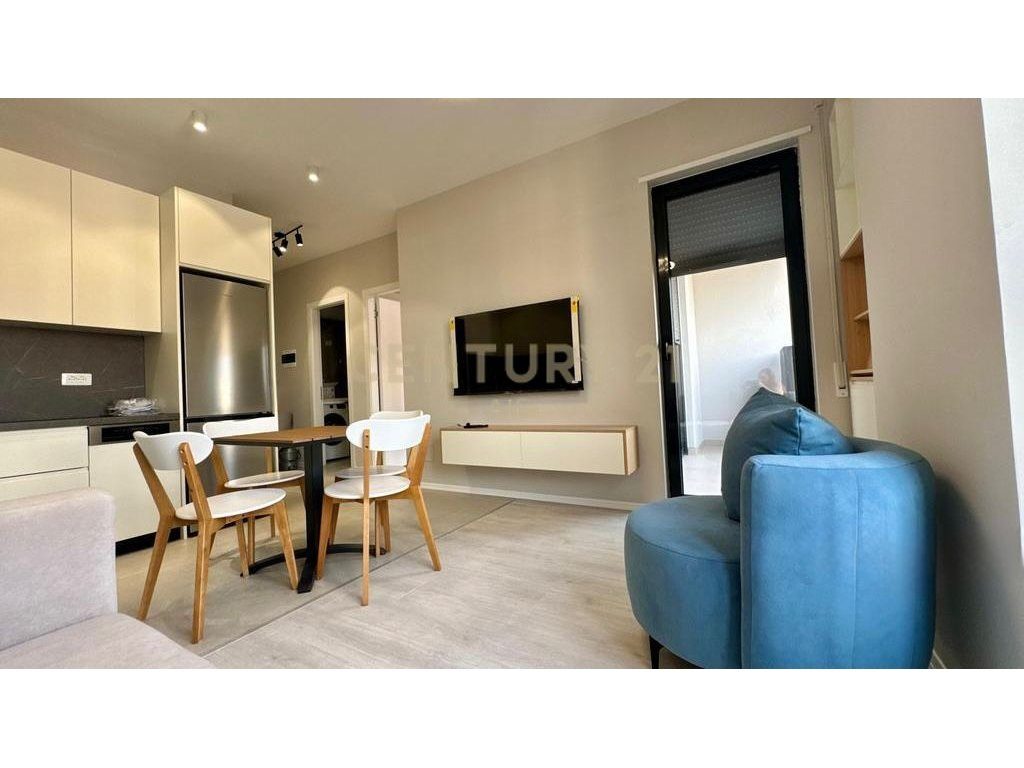 Jepet me qira apartament 1+1 në rrugën Karl Gega, pranë ish Stacionit të Trenit!