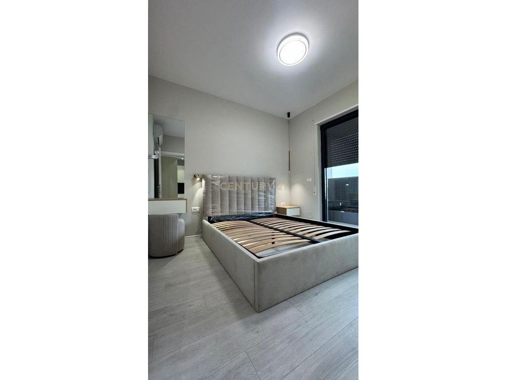 Jepet me qira apartament 1+1 në rrugën Karl Gega, pranë ish Stacionit të Trenit!
