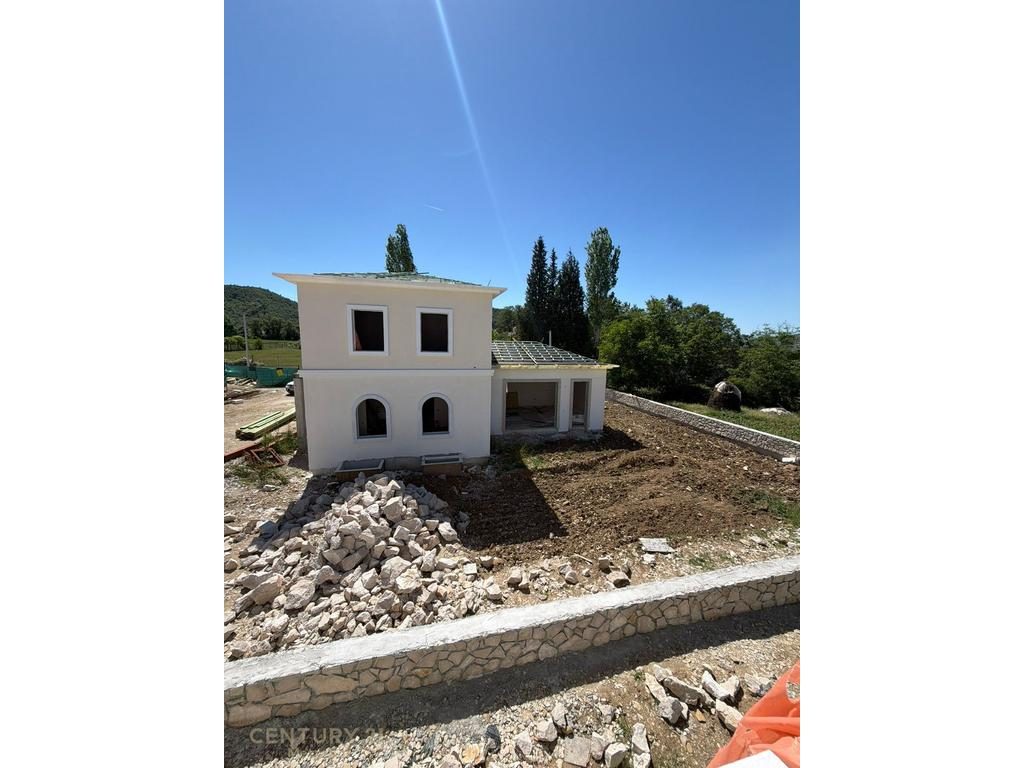 Për Shitje - Vilë Individuale me Pishine në Petrelë
