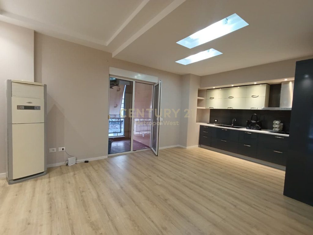 APARTAMENT PËR SHITJE 2+1 PRANË KOMPLEKSIT KOLOMBO - OXHAKU!