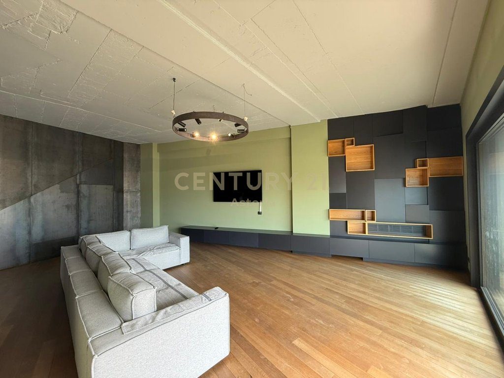 Penthouse Modern 200m² me Qira në Astir – Super Hapësirë, Stil Luksoz & Privatësi Maksimale