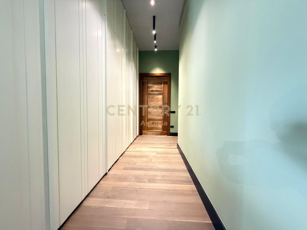 Penthouse Modern 200m² me Qira në Astir – Super Hapësirë, Stil Luksoz & Privatësi Maksimale