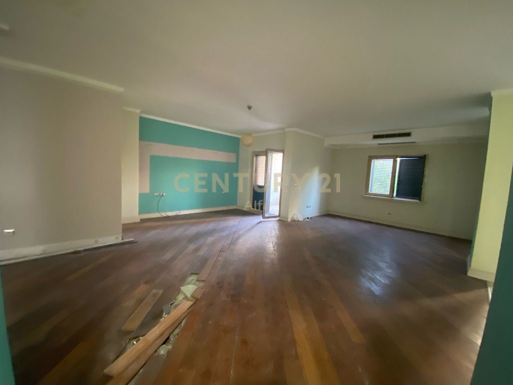 Jepet me Qira Ambient Zyre 104 m² tek 9-Katëshet – Ideal për Klinika & Zyra !!