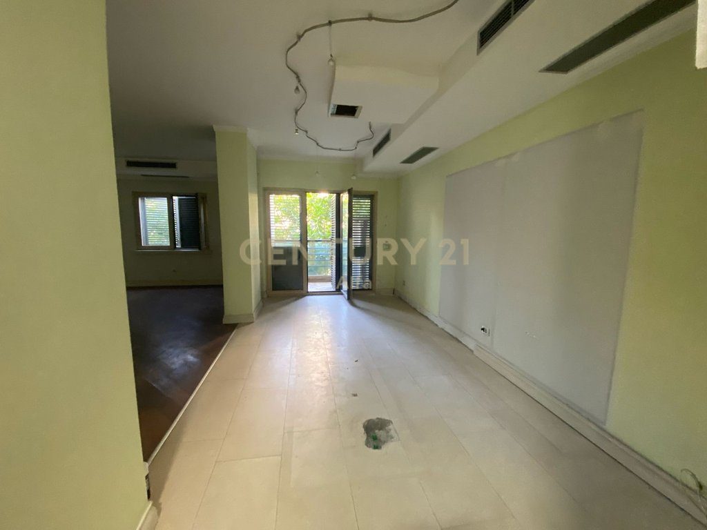 Jepet me Qira Ambient Zyre 104 m² tek 9-Katëshet – Ideal për Klinika & Zyra !!