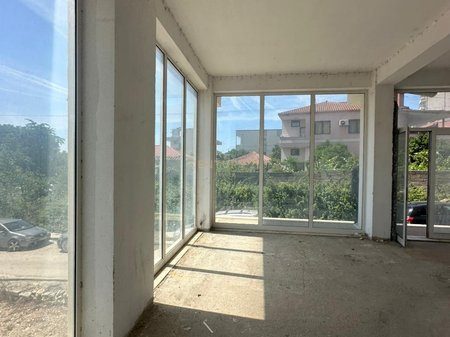 SHITET NJËSI KOMERCALE 77 M² BUZE RRUGE NË FRESK – ME QIRA AKTIVE DHE GATI PËR INVESTIM!
