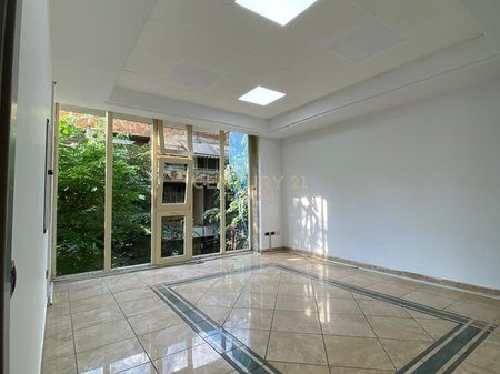 Ambient  për Zyra me Qira – 300 m²