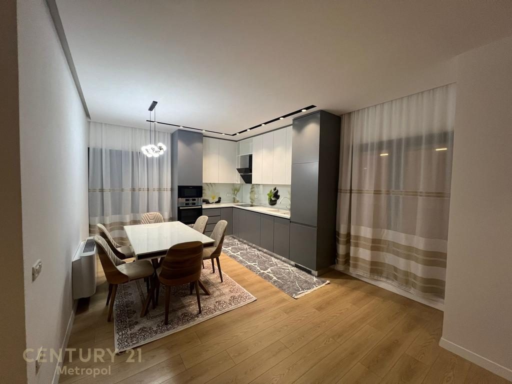 OFROJ PER QIRA APARTAMENT 3+1+2 ME VERANDE, GREEN CITY-ASTIR!