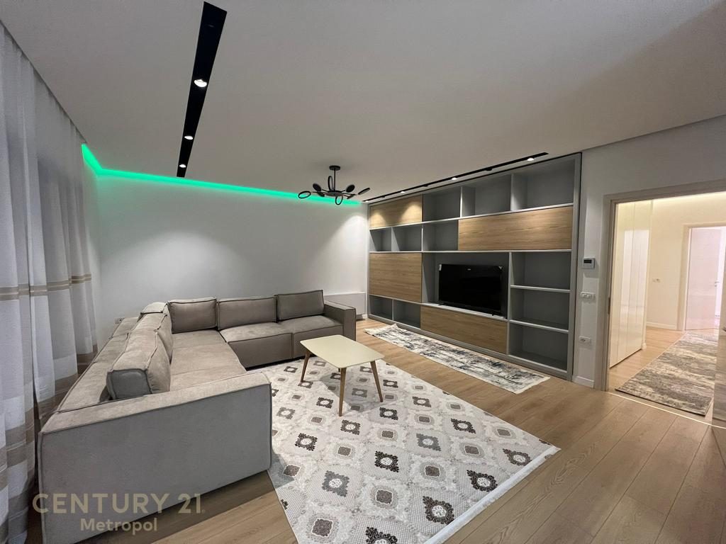 OFROJ PER QIRA APARTAMENT 3+1+2 ME VERANDE, GREEN CITY-ASTIR!