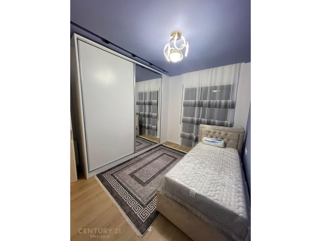 OFROJ PER QIRA APARTAMENT 3+1+2 ME VERANDE, GREEN CITY-ASTIR!