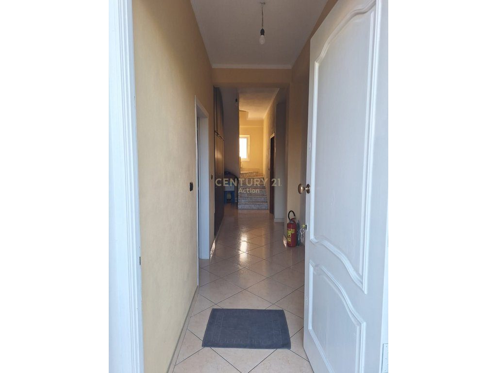 🔥 SUPER OKAZION 🔥
🏡 Vilë 2 Kate + Truall për shitje në Durrës, Rruga e Plazhit 🌊