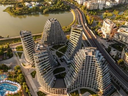 Jepet apartament 1+1 me qira bosh, vetëm për zyra, tek Rruga e Kosovarëve.