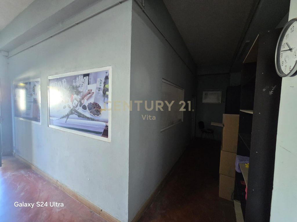 Jepet me qira Magazinë 550m2 në Durrës!