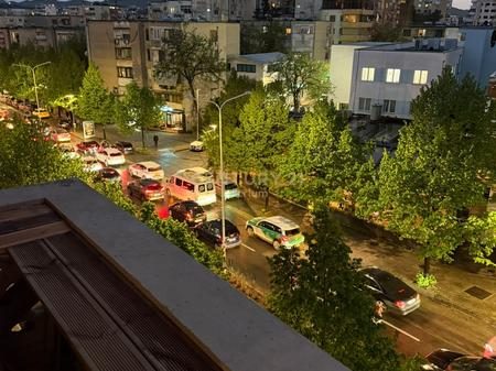Jepet me qera super ambient tek ATSH, buzë rrugës kryesore në Bulevardin Zhan D’Ark