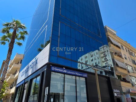 Shitet ambient komercial në Flagship Center, Durrës