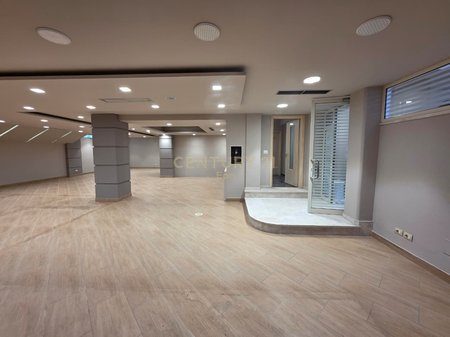 Shitet ambient komercial në Flagship Center, Durrës