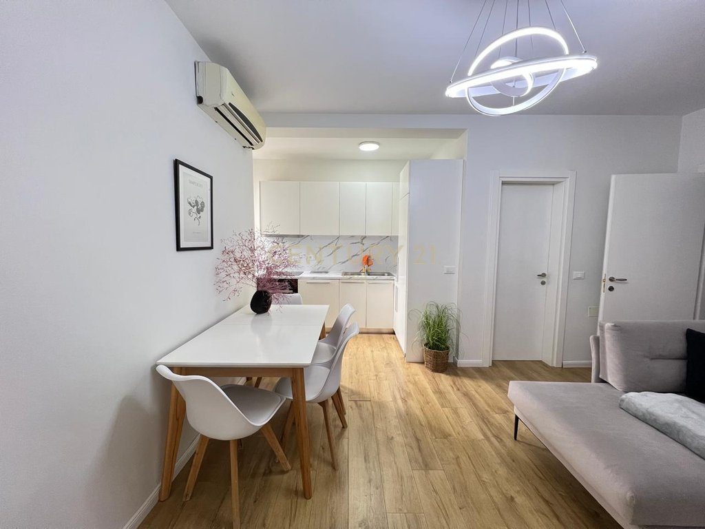 Apartament 3+1+2 me qira tek Garda!
