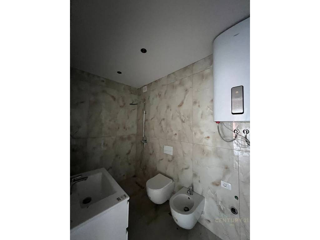Shitet Apartament 2+1+2 prane Shkolles se Kuqe