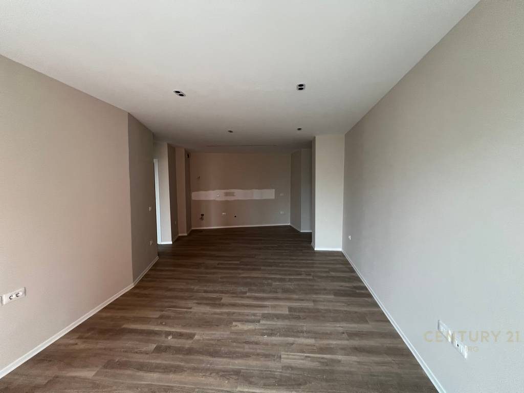 Shitet Apartament 2+1+2 prane Shkolles se Kuqe