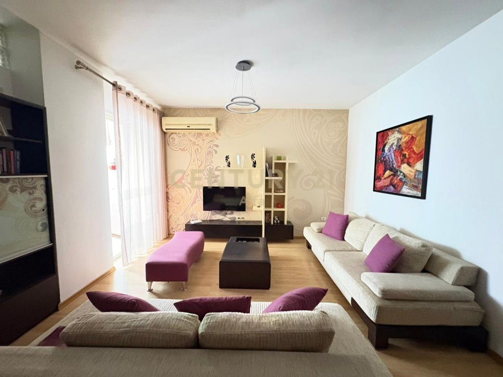 Shitet Apartament 2+1 pranë Pazarit të Ri!