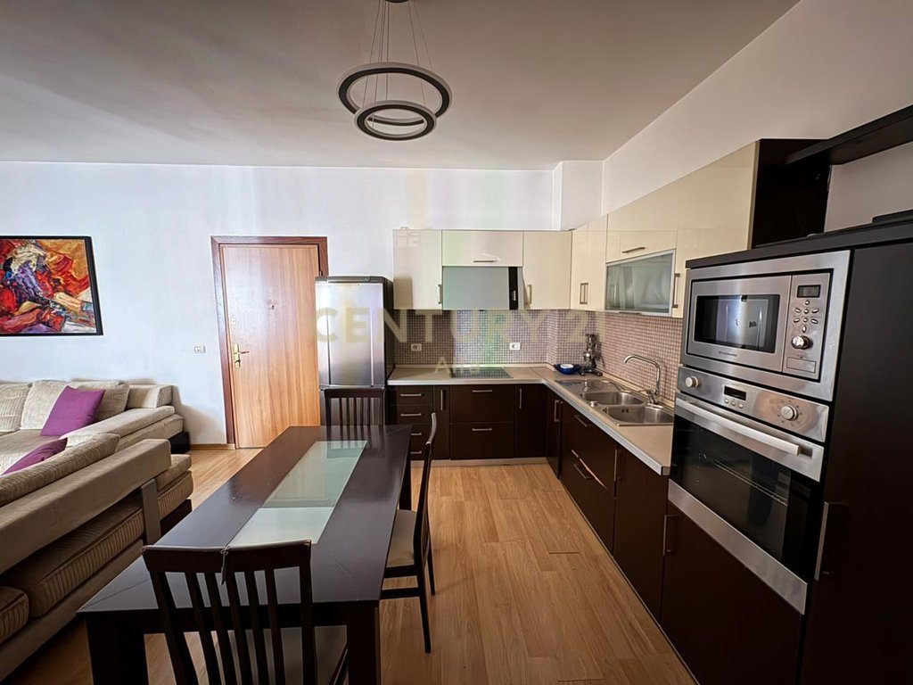 Shitet Apartament 2+1 pranë Pazarit të Ri!
