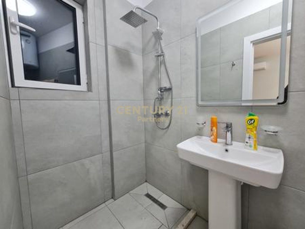 JAPIM ME QIRA APARTAMENT 1+1 PRANE UNIVERSITETIT MESDHETAR, FAKULETETI I MJKESISE.