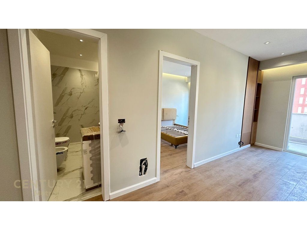 SHES APARTAMENT 1+1 ME VERANDE NE REZIDENCEN AURA-LAPRAKE!