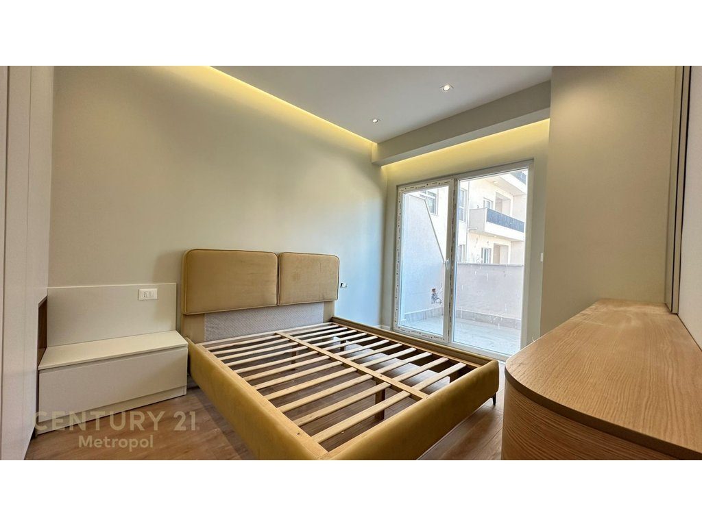SHES APARTAMENT 1+1 ME VERANDE NE REZIDENCEN AURA-LAPRAKE!