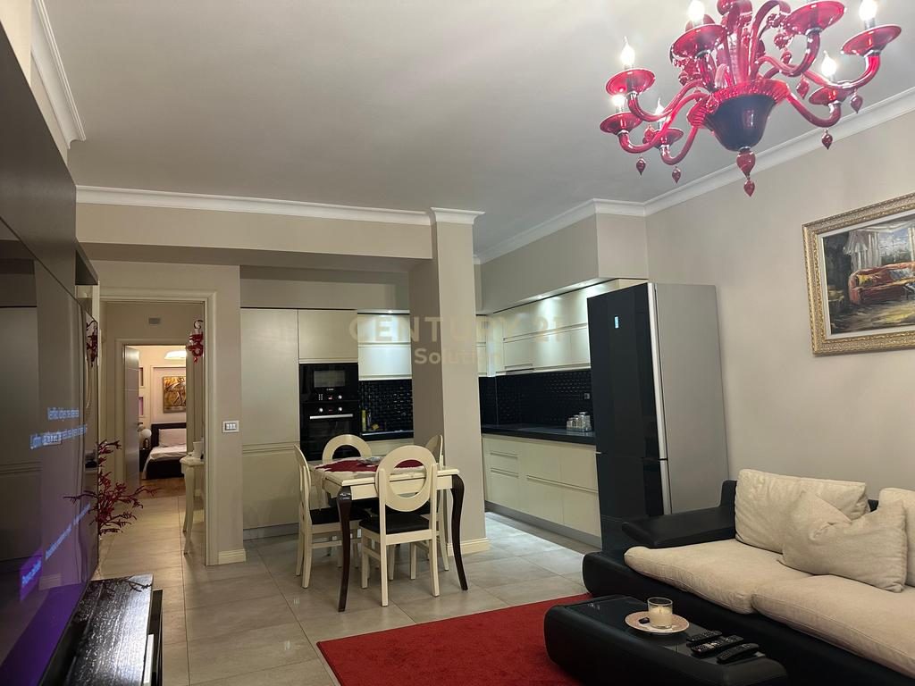 SHITET APARTAMENT 2+1 TEK "QENDRA KRISTAL" !!!