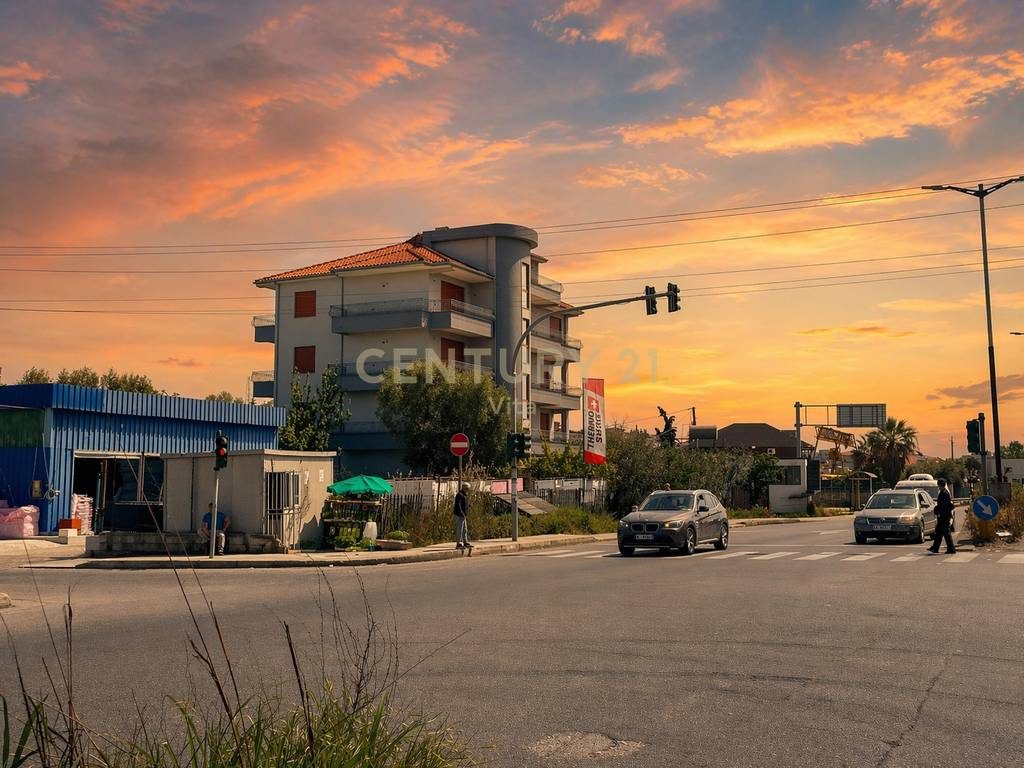 Shitet Ndërtesë 4 Kate me Oborr, Magazinë, Tokë 1308m² dhe Dyqan, Buzë Autostradës së Unazës Durrës, Arapaj !! - Century...