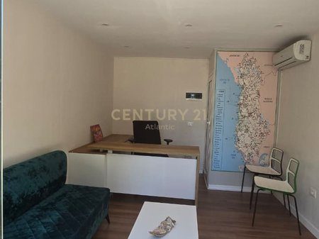 Ambient Komercial Ne Rruge Kryesore Me Qira në Plazh, Durrës !