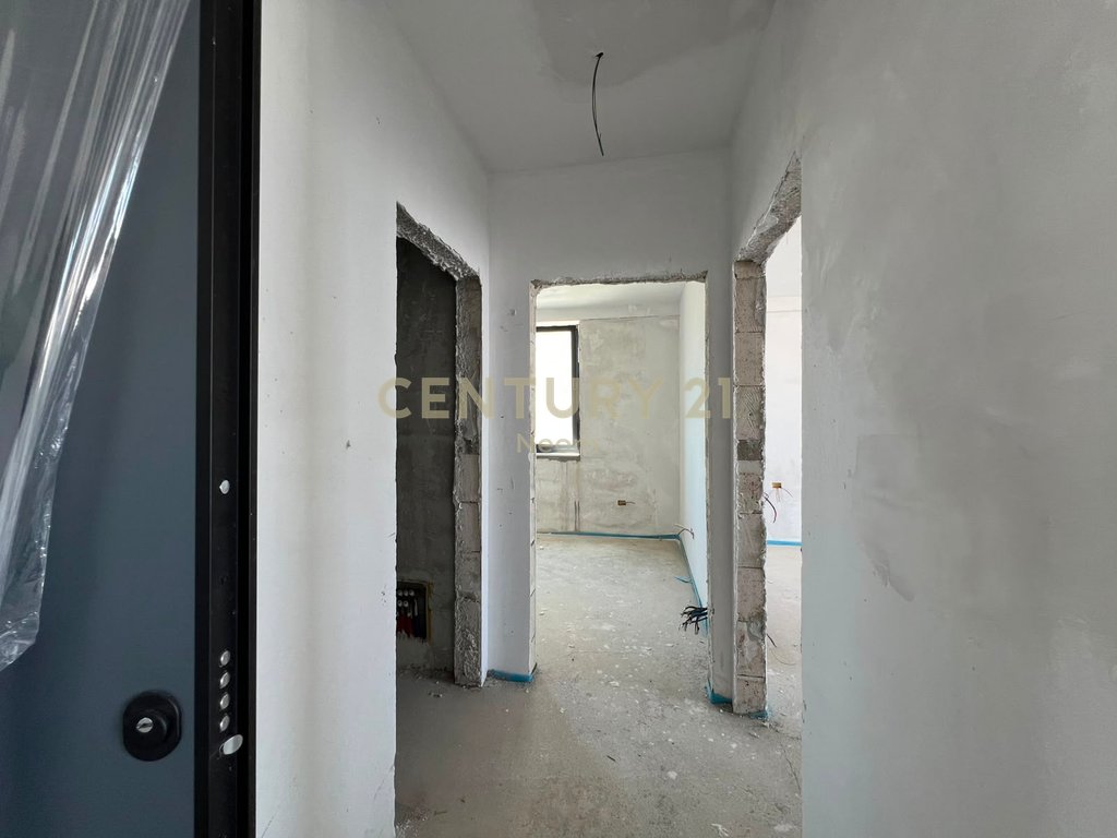Shitet Apartament 2+1+post parkimi në Porto Lalzi, Hamallaj
