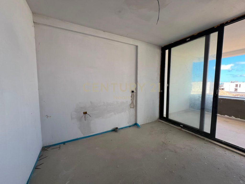 Shitet Apartament 2+1+post parkimi në Porto Lalzi, Hamallaj