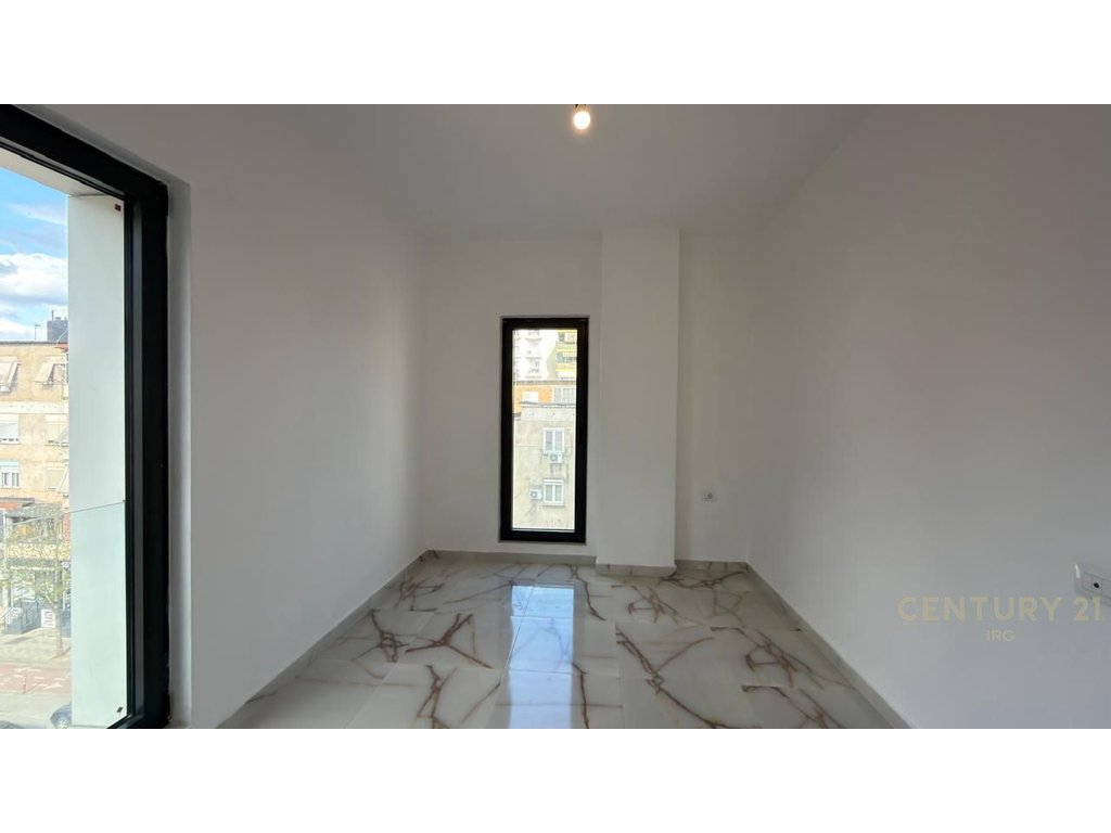 Jepet apartament 2+1+2 per Zyra tek Rruga e Barrikadave!