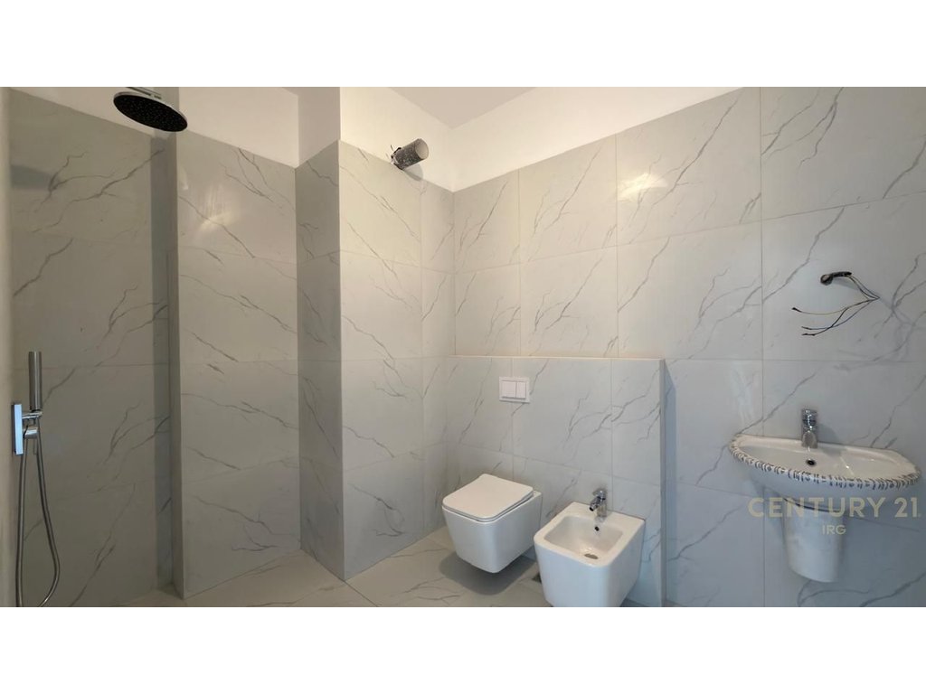 Jepet apartament 2+1+2 per Zyra tek Rruga e Barrikadave!