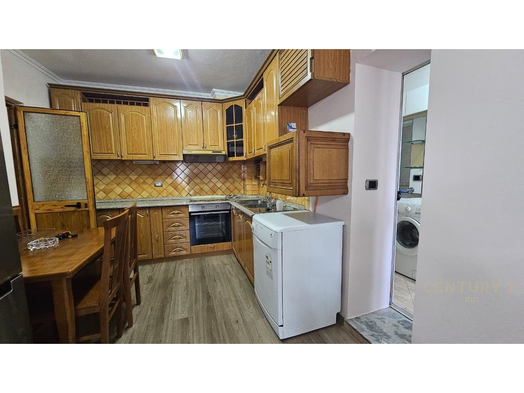 APARTAMENT 2+1 NË SHITJE TEK FUSHA E SPORTIT, ALI DEMI